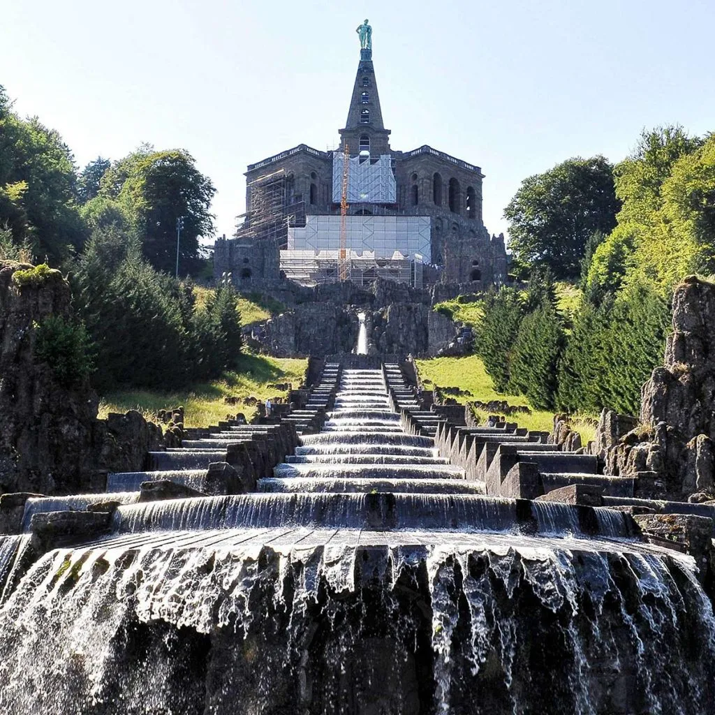 Le cascate e i giochi d'acqua nel monumento Herkules. Nel Bergpark del Palazzo Wilhelmshöhe
