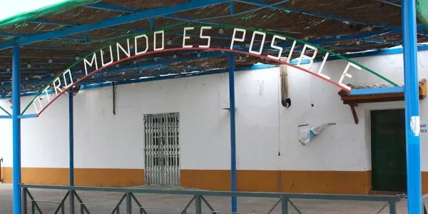Il cartello di benvenuto di una fattoria a Marinaleda recita "Otro mundo es posible" (un altro mondo è possibile)