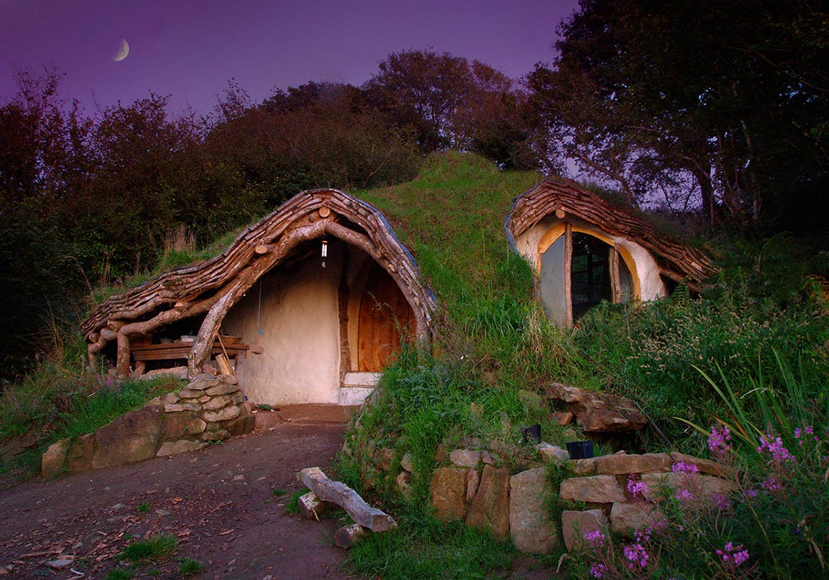 Nella foresta del Galles la casa degli Hobbit: storia di una eco-dimora da favola costata 3.500 euro