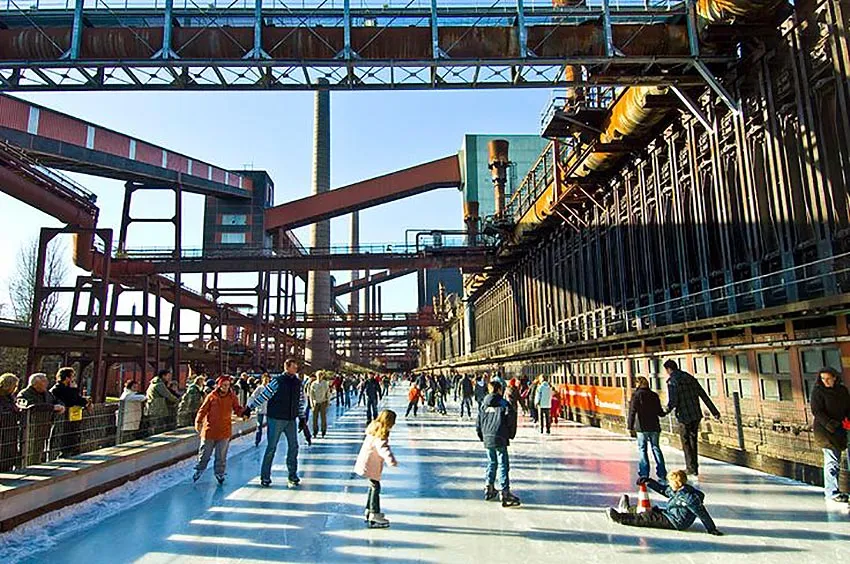 Zollverein: tra i grossi tubi e le grosse ciminiere é stata creata un’immensa pista di pattinaggio che ogni giorno ospita, in un paesaggio surreale, centinaia di persone. Molte provenienti dalla vicina Olanda.