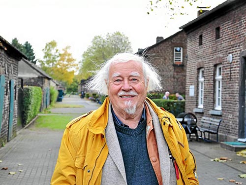 Roland Guenter (Herford, 1936), storico tedesco dell’architettura, uno degli artefici della riconversione della Ruhr da capitale del carbone a capitale della cultura europea 2012. È anche il primo presidente della Deutscher Werkbund (“Lega tedesca artigiani”) della Renania Settentrionale-Vestfalia.
