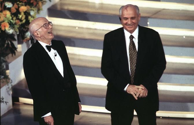 Qui sopra, due Nobel all'Ariston nel 1999: a sinistra, Renato Dulbecco (95) premiato per la Medicina nel '75 (che il presentatore Fabio Fazio chiamò sul palco come aiutante) e il Nobel '90 per la Pace, l'ex leader russo Mikhail Gorbaciov.
