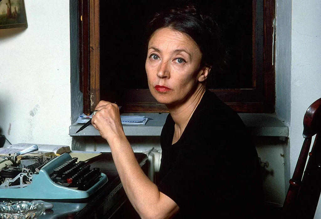 Oriana Fallaci ritratta al lavoro nel suo studio di Lamole, nel Chianti.