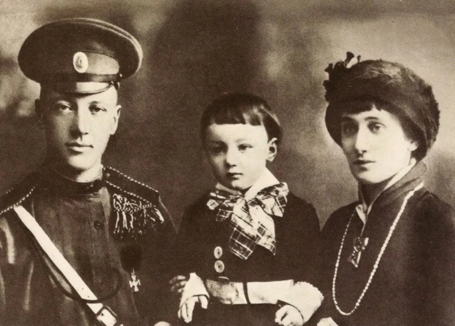 Anna Achmatova con il marito Nikolaj Gumilev e il figlio Lev (1913)