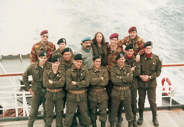 Libano, 1983. Oriana Fallaci insieme ad alcuni militari, tra i quali il futuro astronauta Paolo Nespoli, alla sua sinistra.