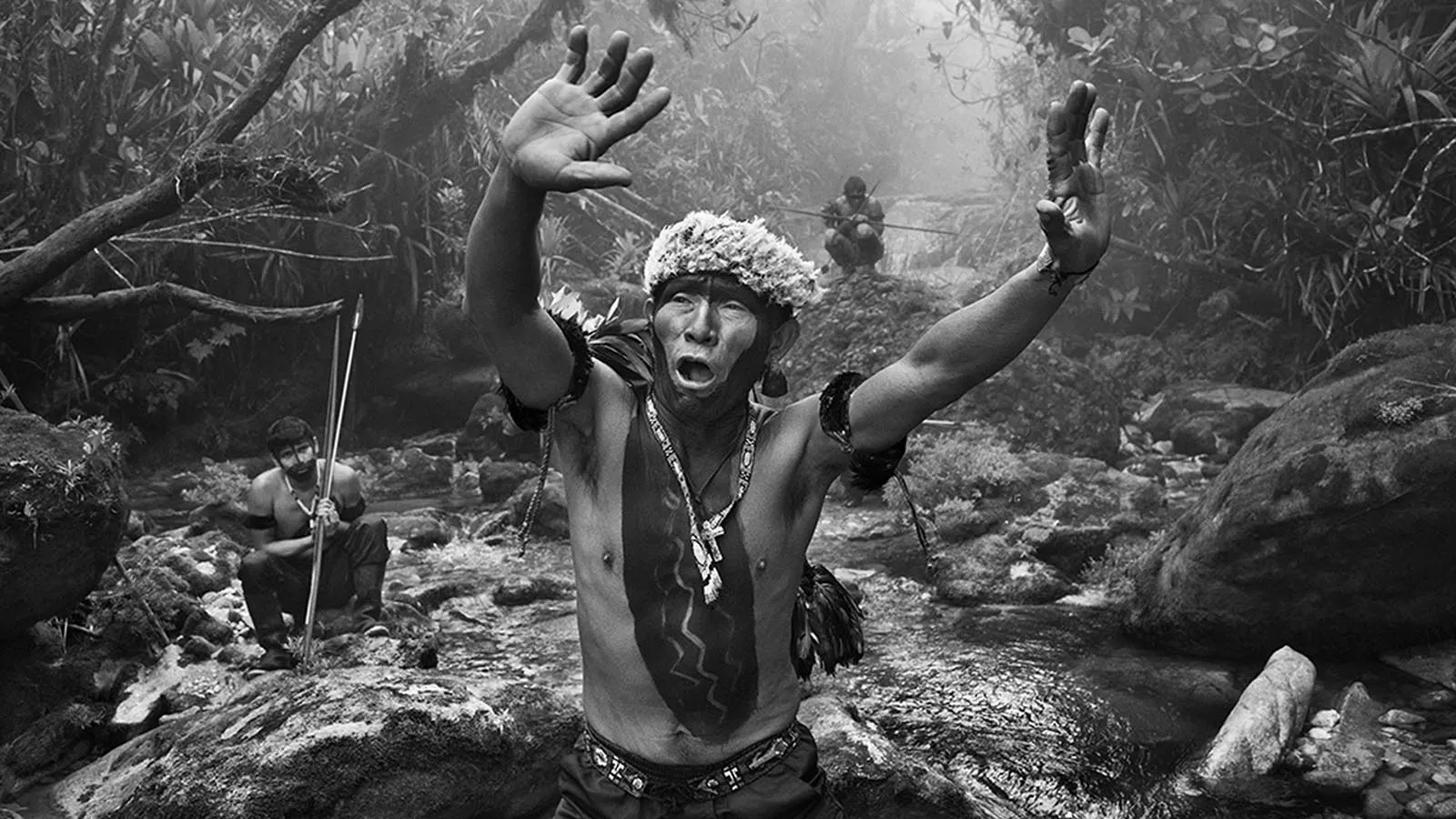 Sciamano Yanomami dialoga con gli spiriti prima della salita al monte Pico da Neblina. Stato di Amazonas, Brasile, 2014.