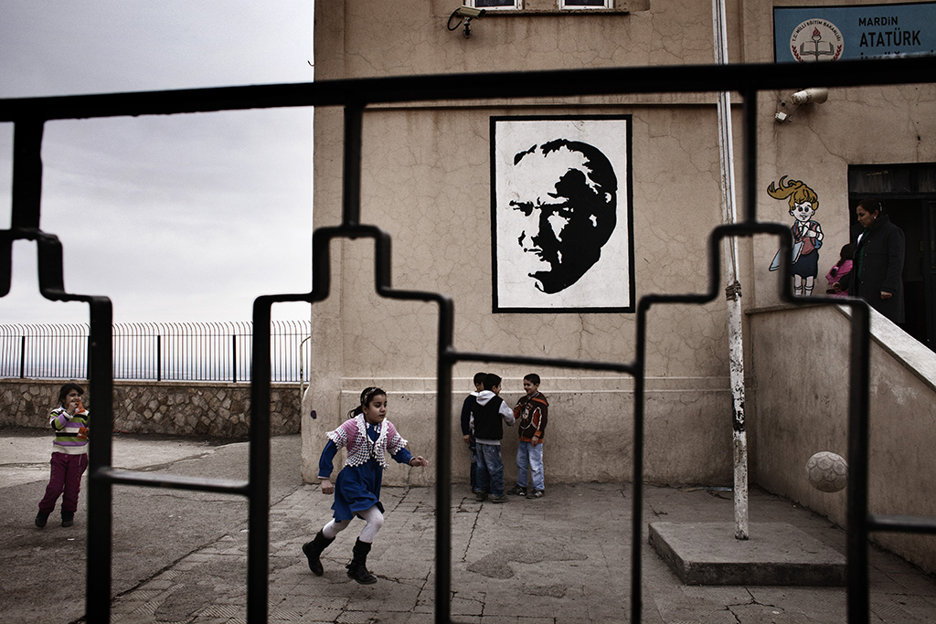 Una scuola elementare di Mardin. Sullo sfondo un ritratto di Mustafa Ataturk, il padre fondatore della repubblica turca. Ataturk fu anche il primo ad avviare progetti per lo sfruttamento delle risorse idriche in Turchia e le sue idee costituirono la base per il successivo sviluppo del progetto GAP.