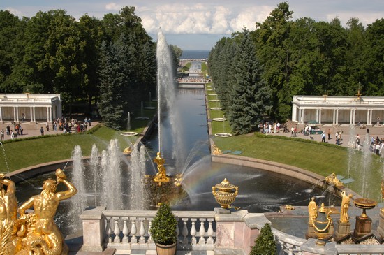 San Pietroburgo (Russia): il giardino interno al Palazzo d'Estate.