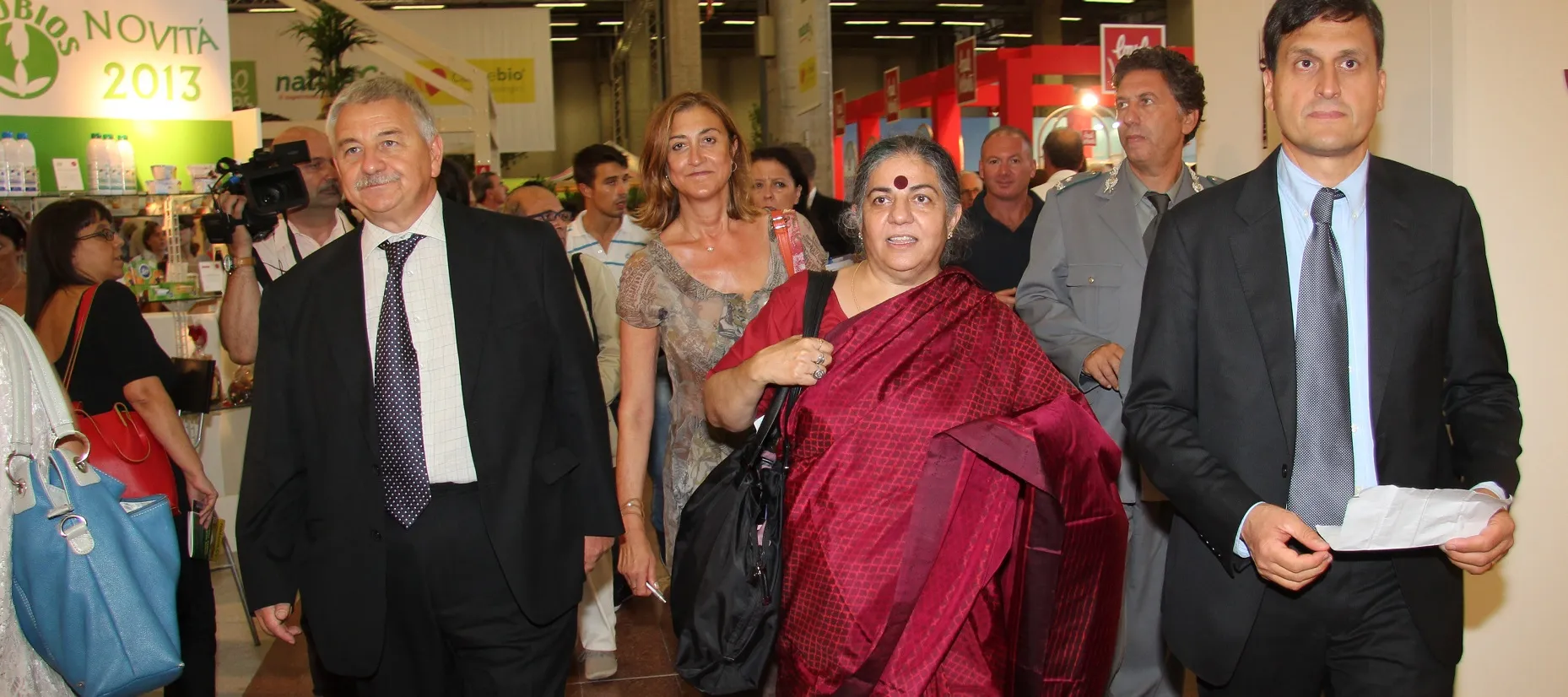 Paradossi del terzo millennio: il trionfo bolognese di Vandana Shiva, ambasciatrice mondiale  della fame indiana