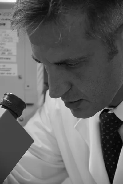 Sergio Fontana al microscopio in Farmalabor