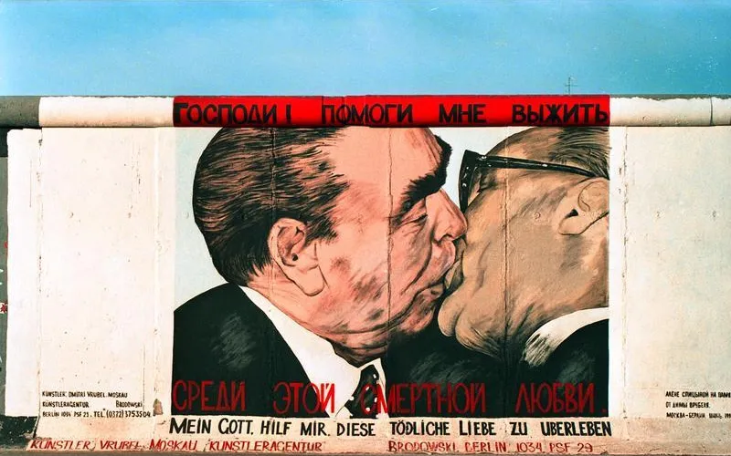 berlino-muro-dipinto-bacio-mortale-graffito-breznev-honecker