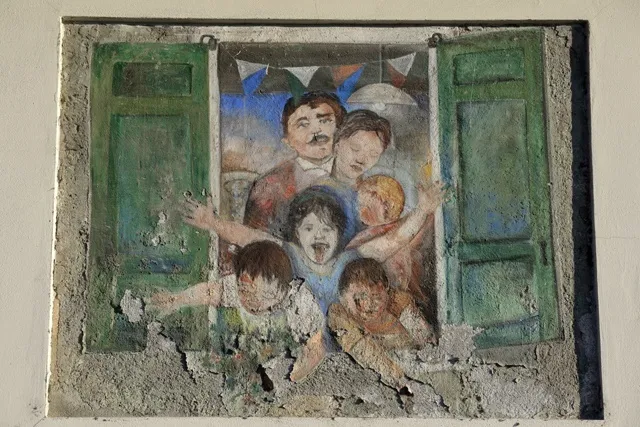 'Famiglia alla finestra', realizzato per il Palio delle Contrade del 1987.