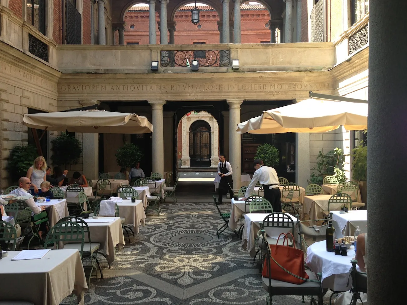 Il "Bacaro del Sambuco", tra i migliori ristoranti all'aperto con giardino di Milano