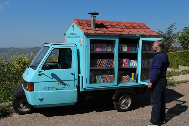 Il Vangelo secondo La Cava, che con il <em>bibliomotocarro</em> porta libri nei paesi lucani