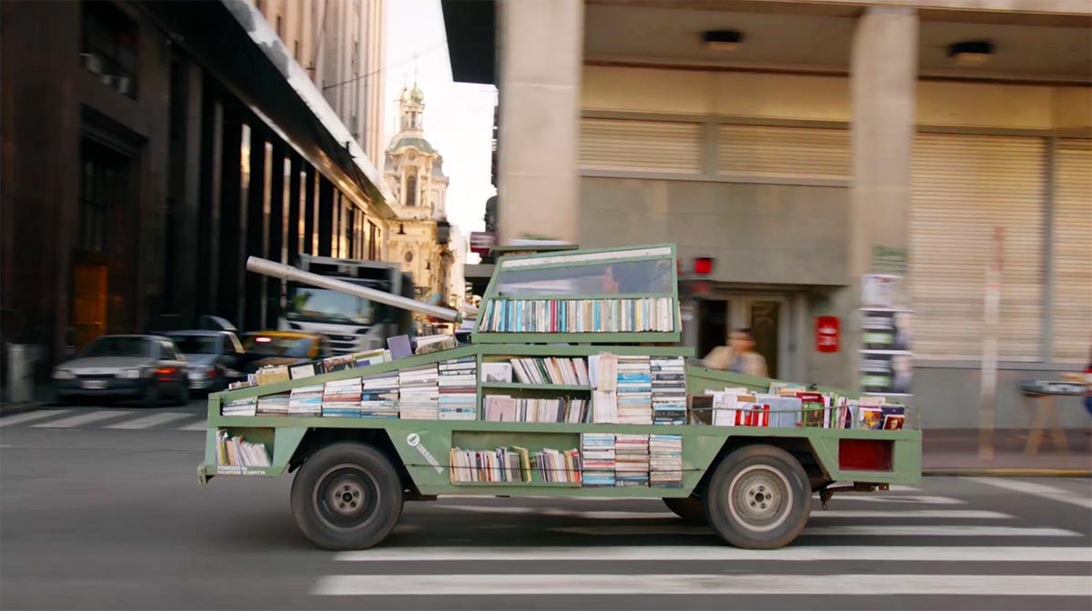Il carro armato regala libri per strada: attenzione, questa è <br />un’arma di istruzione di massa!