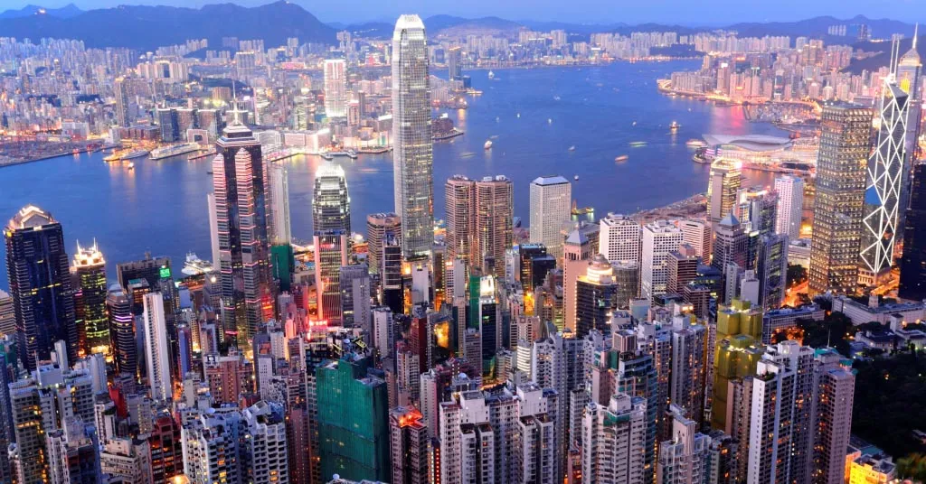 Quel viaggio in funicolare sulla cima di Hong Kong che ti racconta la salita di un tempio del capitalismo mondiale