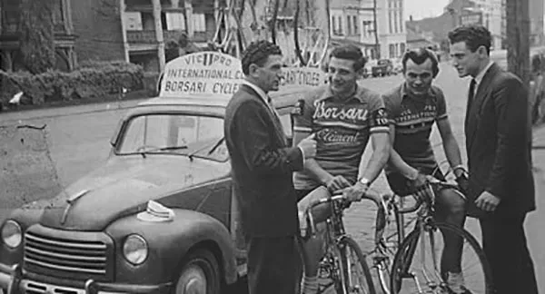 1952: da sinistra a destra, Nino Borsari con i ciclisti Angelo Catalano e Vince Cincis davanti a Borsari Cycles in Lygon Street, Carlton.