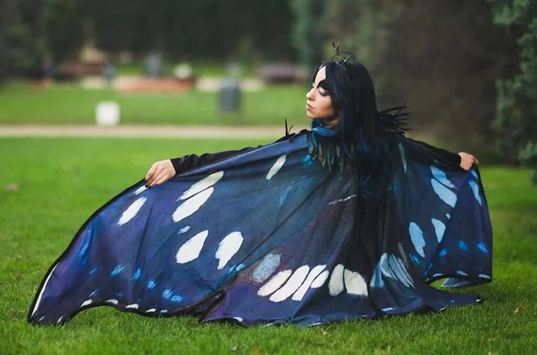 Una stilista spagnola <br />trasforma semplici mantelle <br />in leggiadre ali <br />di farfalla da indossare