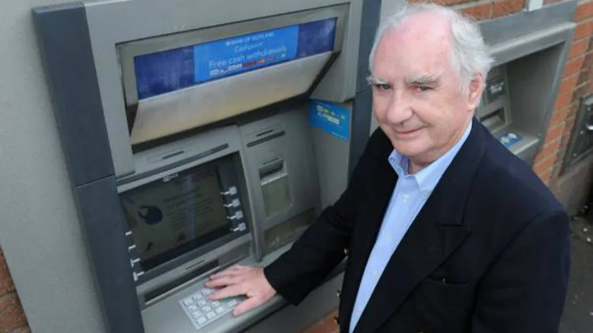 La storia dell’uomo che inventò il bancomat e guadagnò solo 15 sterline