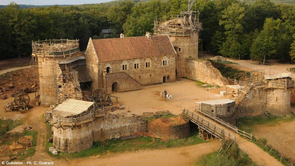Francia, a Guédelon stanno costruendo <br />un castello medievale <br />con le tecniche del XIII secolo
