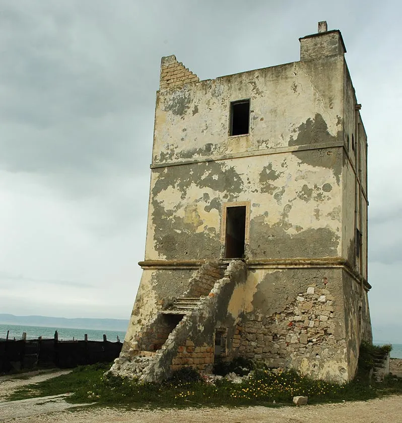 Torna a vivere la Torre di Pietra che stimolò la creatività di Tonino Guerra, nomade in Puglia
