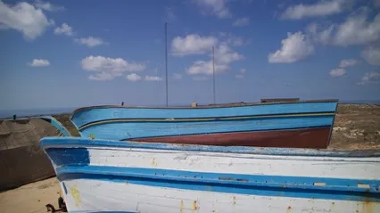 Vite, giochi e sogni inabissati <br />nei legni degli scafi di Lampedusa