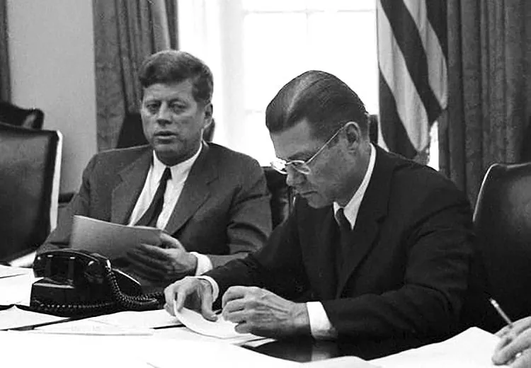 29 Ottobre 1962. Il presidente USA Kennedy con il segretario alla difesa McNamara, durante un consiglio di sicurezza alla casa bianca.