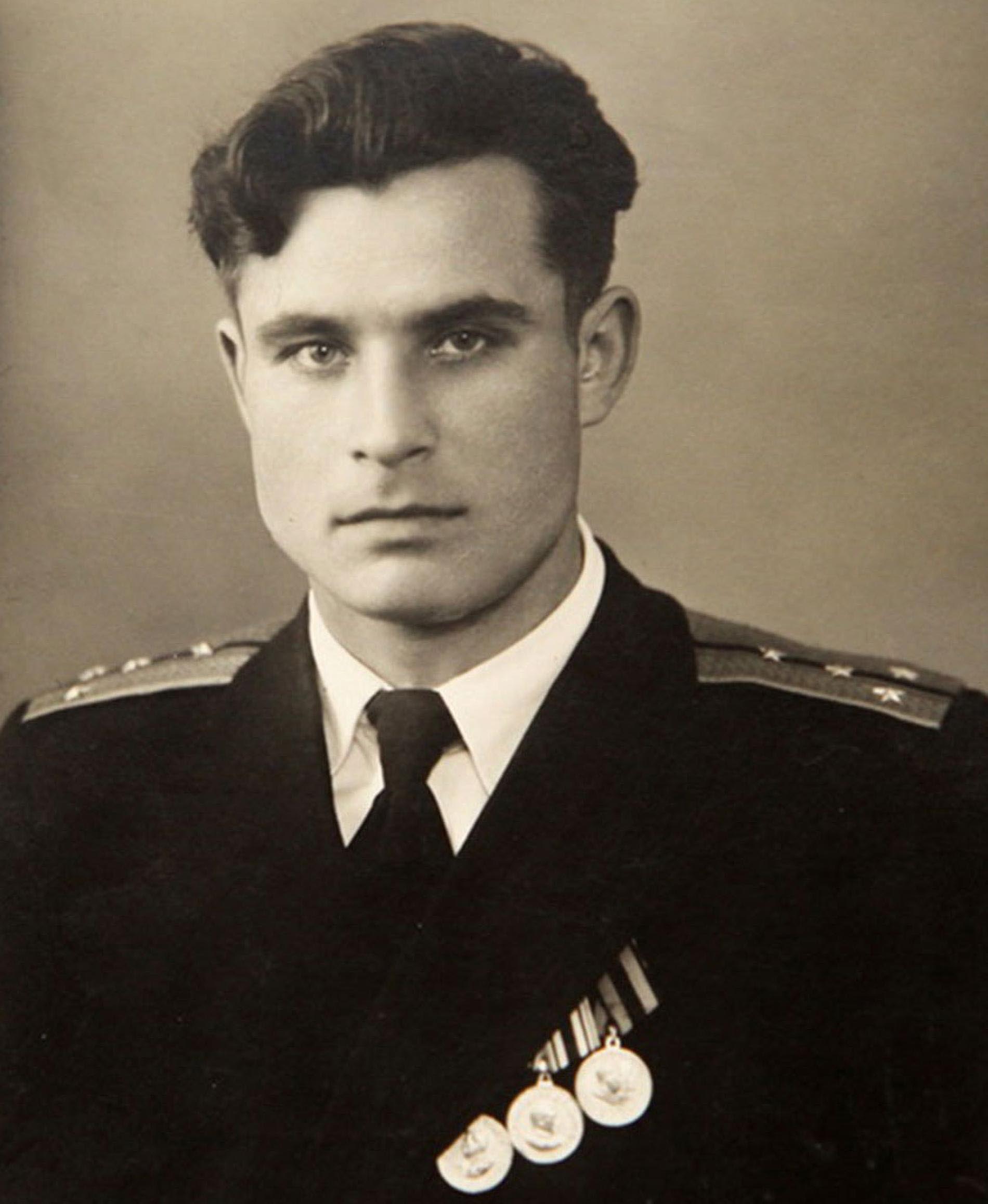 Vasilij Arkhipov (Zvorkovo, 30 gennaio 1926 – Zheleznodorozhny, 19 agosto 1998), l’ufficiale della Marina sovietica che con il suo No al lancio di un missile a testata atomica durante la crisi di Cuba salvò il mondo da un conflitto nucleare.