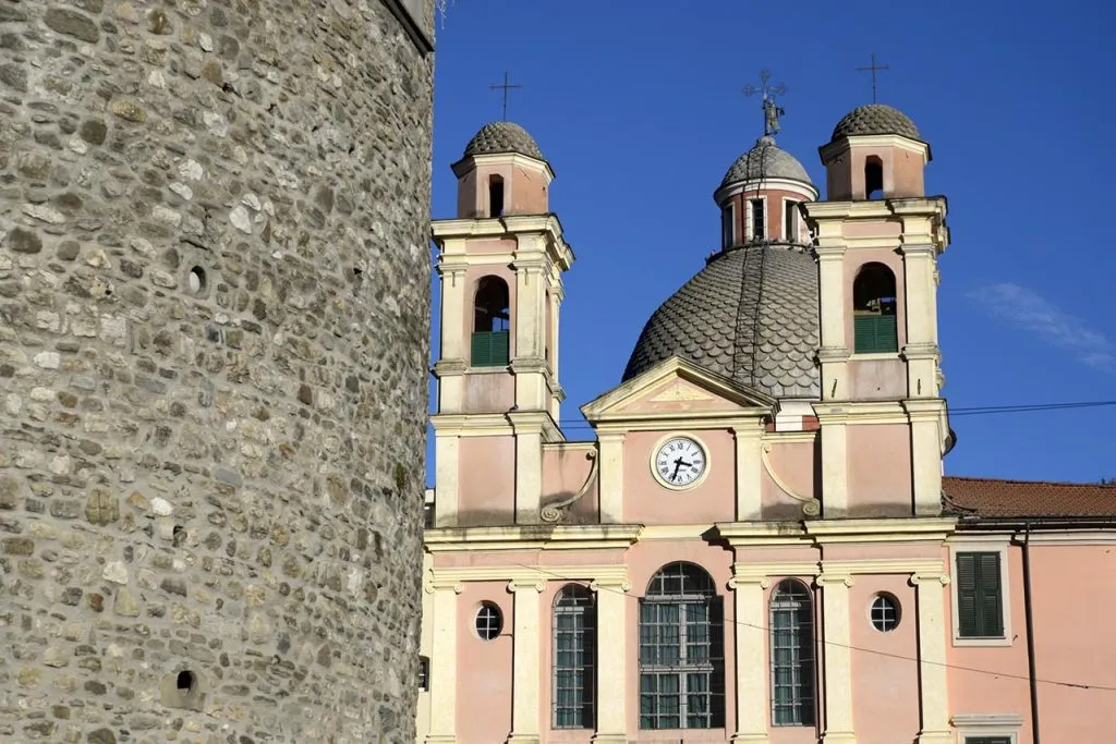 varese-ligure-chiesa-dal-castello-dei-fieschi