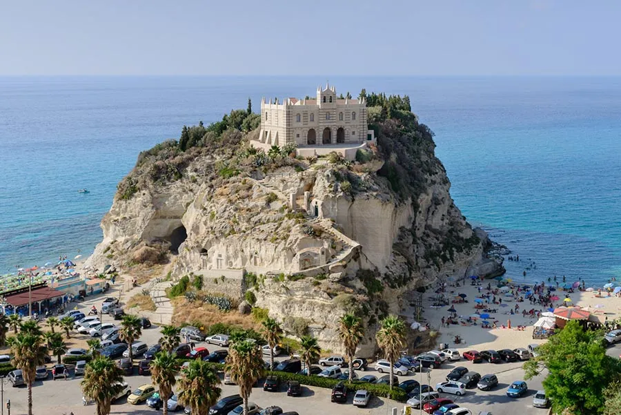 Cosa vedere a Tropea, Borgo dei Borghi 2021. Dove i profumi del mare e della terra creano un gioiello della tavola: la cipolla rossa
