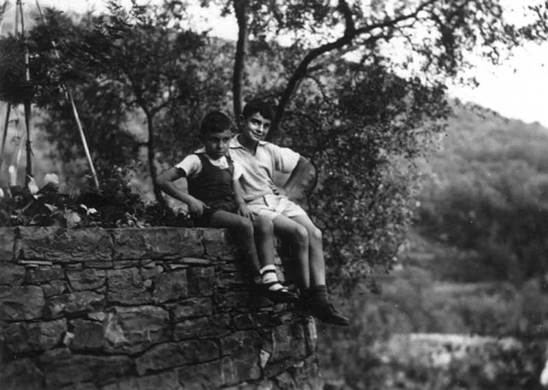 Un giovane Italo Calvino a Sanremo, in una foto insieme al fratello.