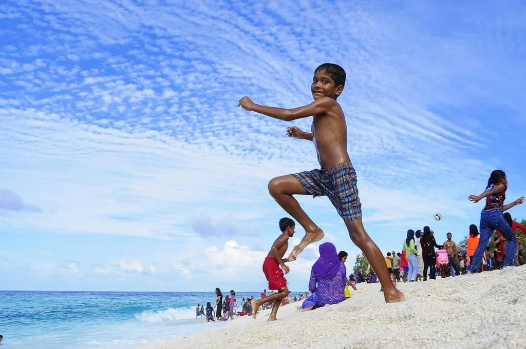 maldive-spiaggia-bambini