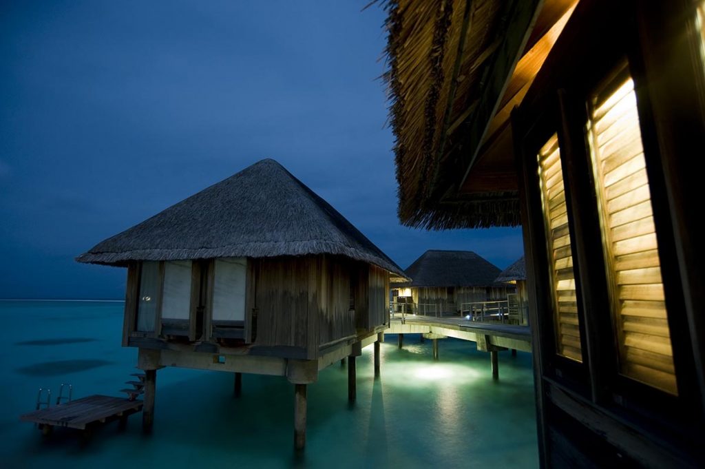maldive-notturna-palafitte