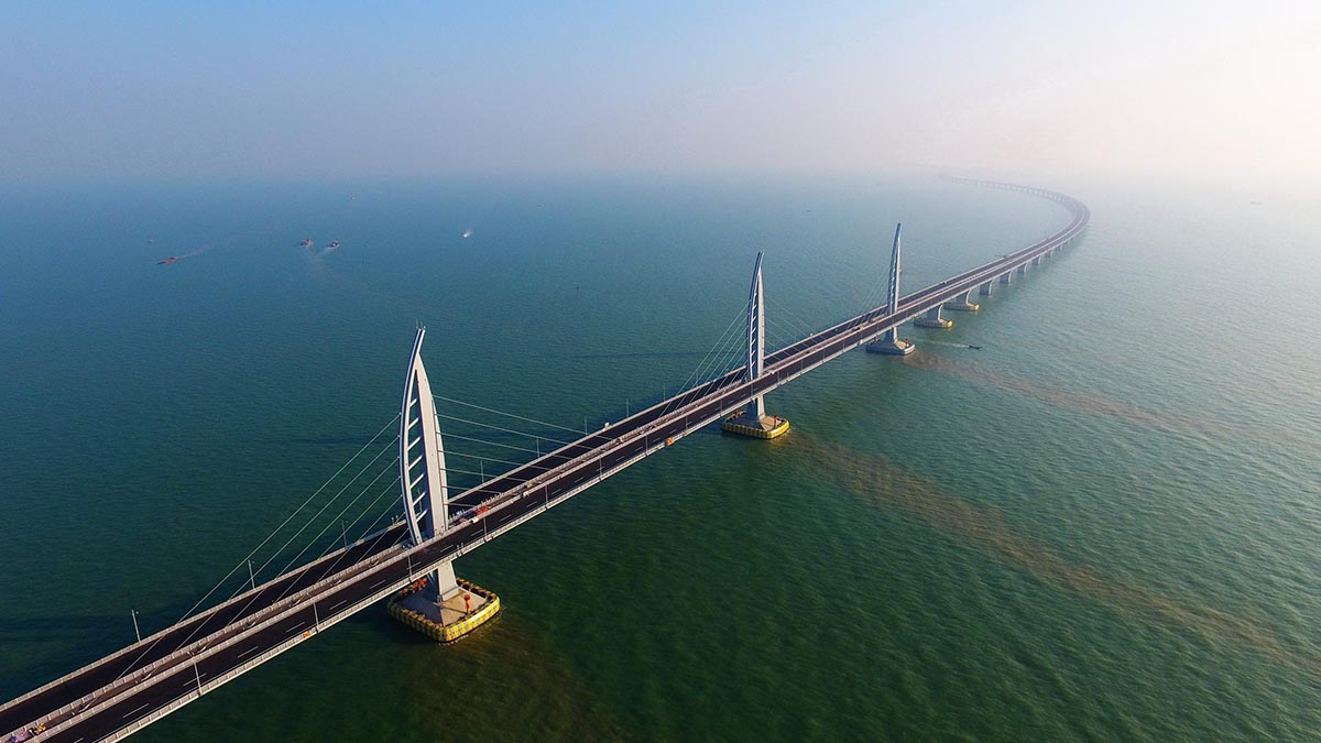 Hong Kong, Macao e Cina hanno aperto il ponte dell’unificazione e dei record. Che parla anche italiano, anzi romagnolo