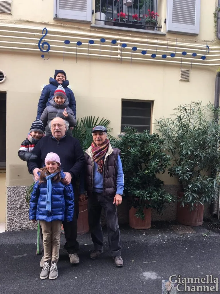 Salvatore Giannella con i quattro nipoti e l'artigiano-artista Francesco Sami in via Semprini, nel borgo dei pescatori di Cesenatico