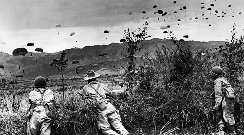 Dien Bien Phu (Vietnam), 1954: i francesi, assediati, sperimentano le forniture di carburante all’esercito circondato dalle truppe del generale Giap, paracadutando sacchi di iuta pieni di benzina solida
