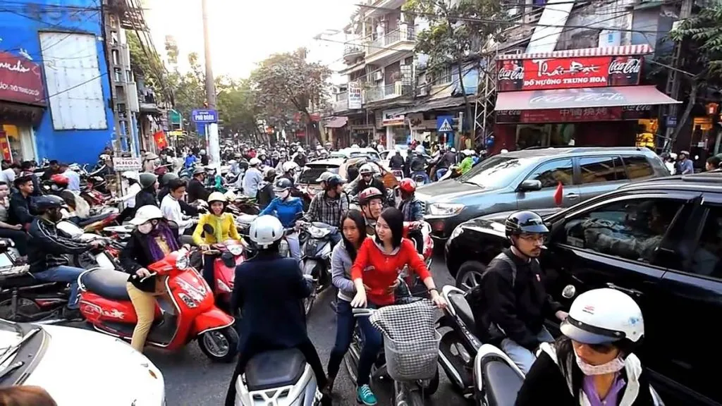Hanoi, il traffico cittadino. L’80 per cento degli spostamenti avvengono su due ruote.