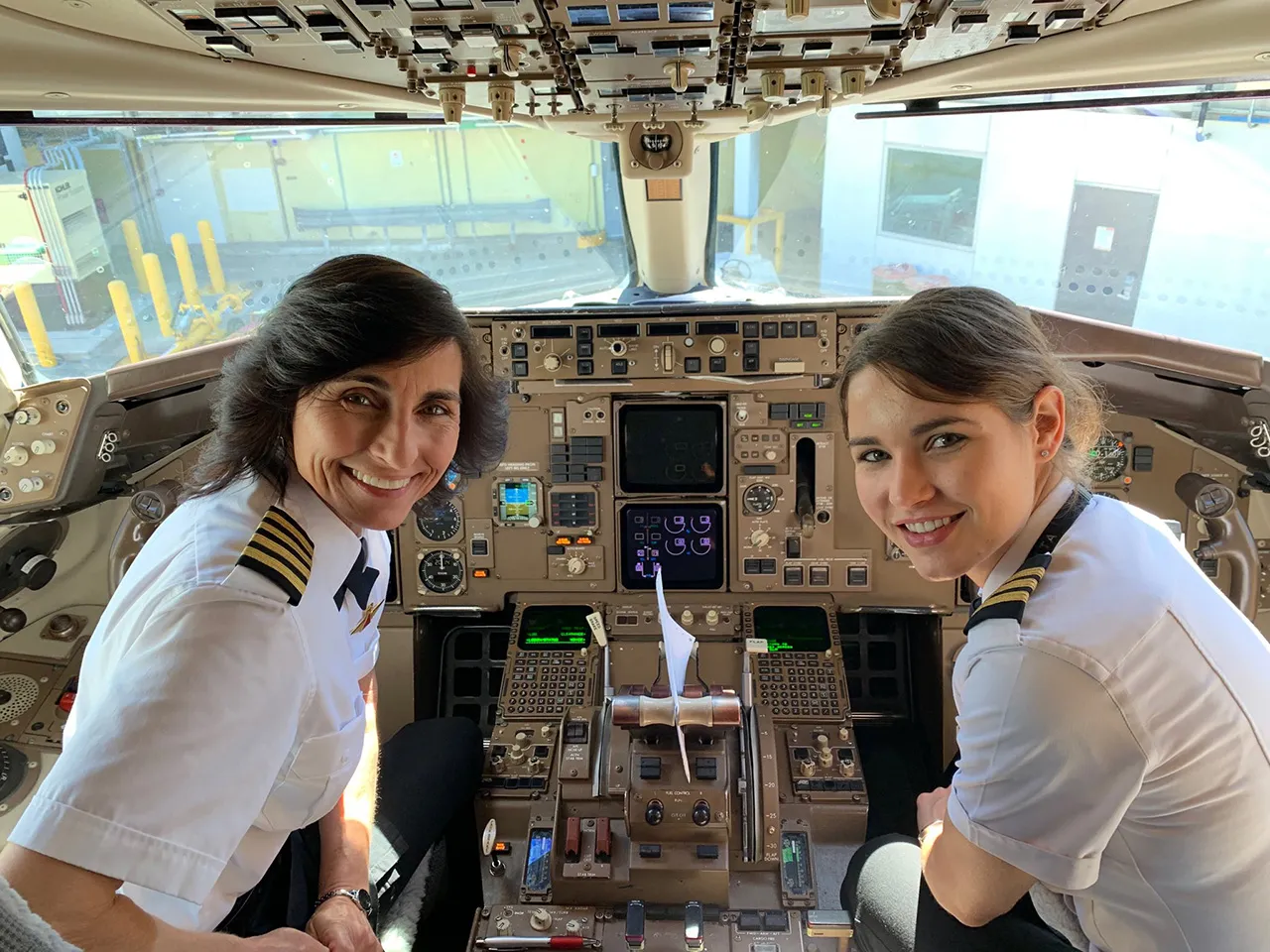 Madre e figlia pilotano un aereo di linea: <br />e io ricordo l’altra metà del cielo, <br />la storia di quando le donne presero il volo