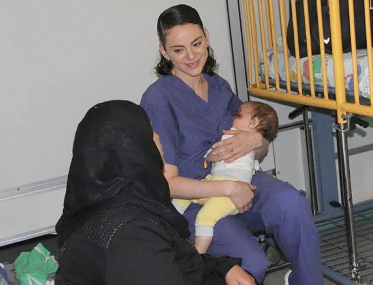 Storie: l’infermiera israeliana che allatta il bimbo di una donna palestinese in coma