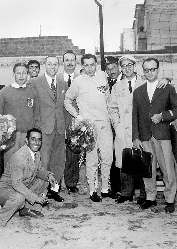 Barletta 1959: Fausto Coppi posa prima della gara al velodromo "Lello Simeone". Alla sua destra, il medico sportivo Ruggero Scommegna. Nella foto in apertura: Giro di Lombardia 1948, l'Airone ha preso il volo sulle rampe del leggendario Ghisallo.