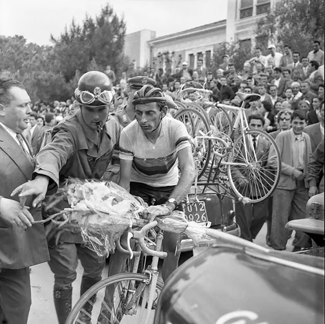 31 maggio 1954, Giro d'Italia. L'arrivo di Fausto Coppi in Viale Carducci della tappa di Firenze-Cesenatico