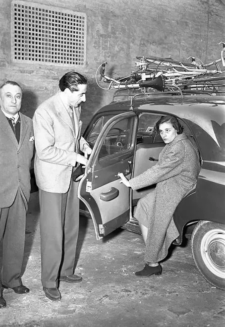 Bologna 1950: Fausto Coppi con la moglie Bruna a comprare vestiti dopo la gara.
