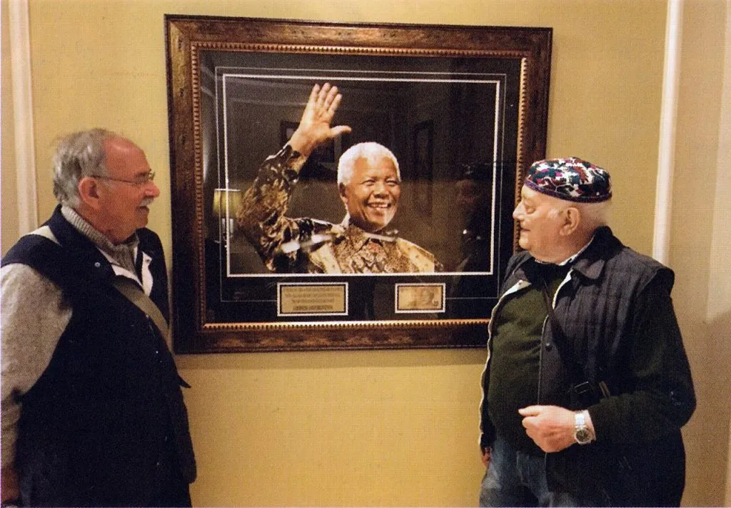 Sudafrica. Peppino Beltotto e Peppino Lupo davanti al quadro di Nelson Mandela
