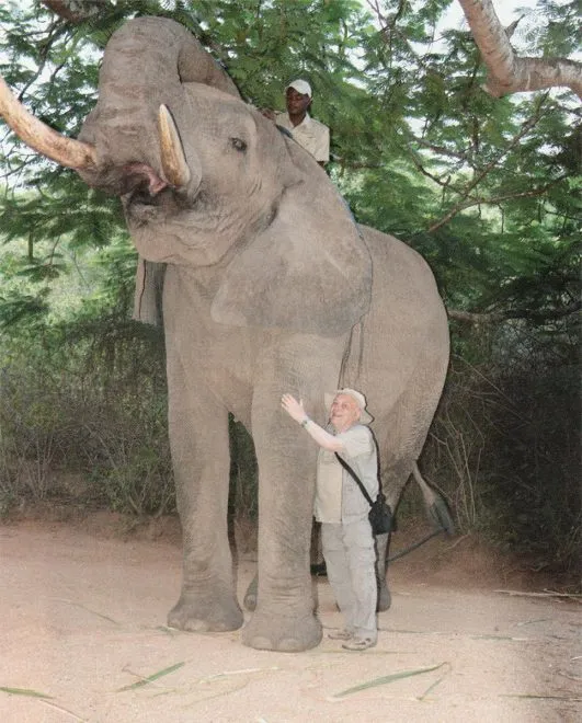 Peppino Lupo con elefante in Malesia