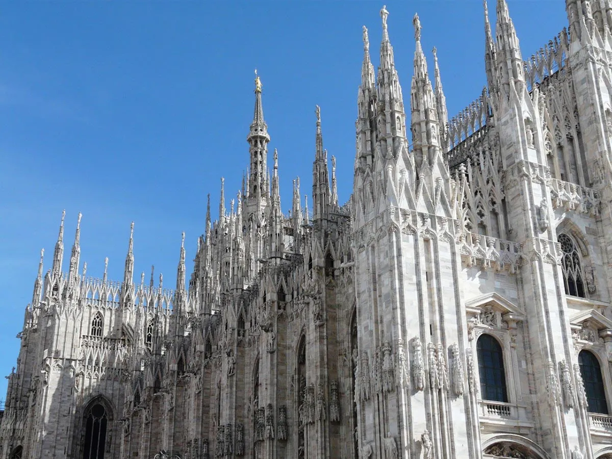 Cosa fare a Milano ad agosto: il sindaco la promuove in video. (E noi riproponiamo le storie dei vip storici, Einstein in testa, da leggere sui muri)