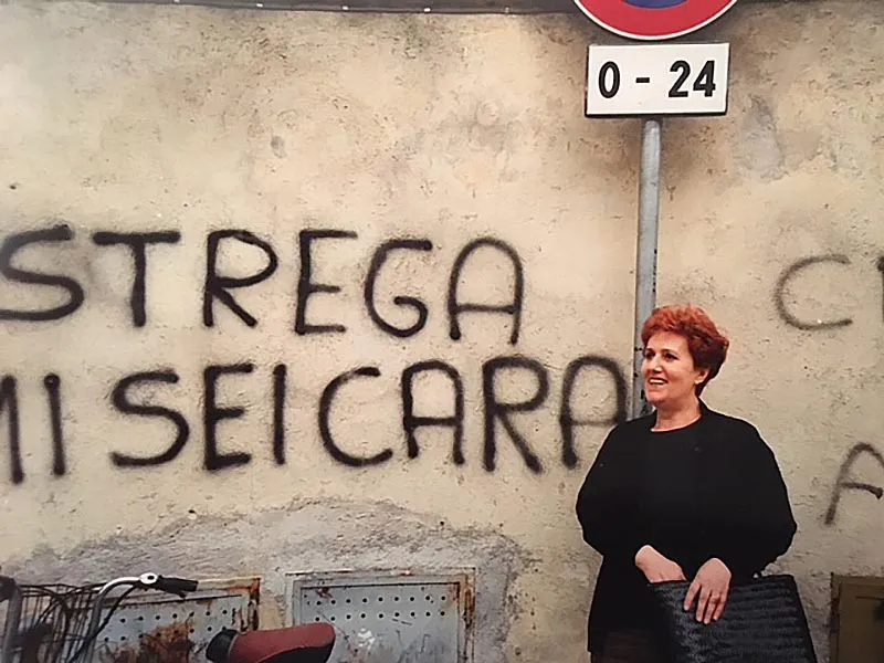 Silvana Giannini, la sposa da 59 anni di Gianni Giannini, davanti a una singolare scritta su un muro di Pennabilli