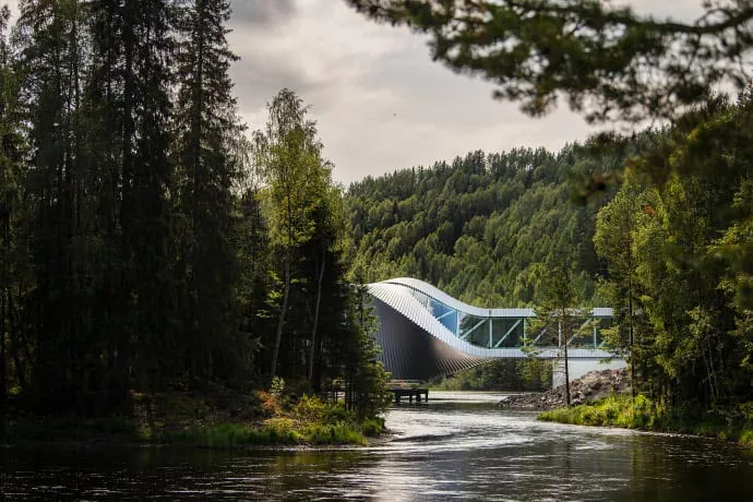 “The Twist”, il nuovo museo-ponte <br />che apre a Kistefos, in Norvegia: <br />una singolare tessera ad arte <br />nel mosaico della meglio Europa