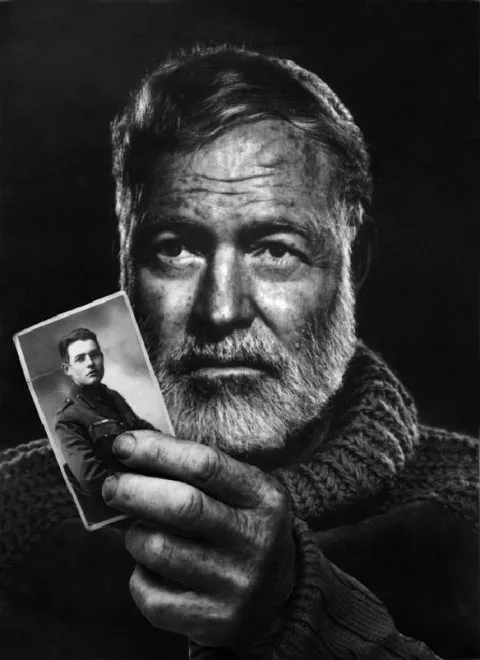 Hemingway mostra la sua foto in divisa da "sottotenente onorario" confezionata dal sarto milanese Spagnolini
