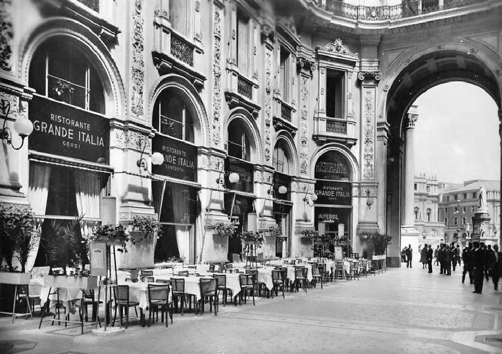 Il ristorante "Grande Italia" in Galleria Vittorio Emanuele II a Milano, lato Scala
