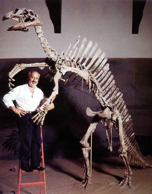 Giancarlo Ligabue con scheletro dinosauro